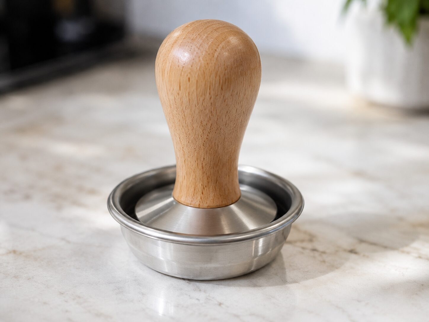 Stock tamper showing clearance gap inside the HiBREW H10A 58mm basket